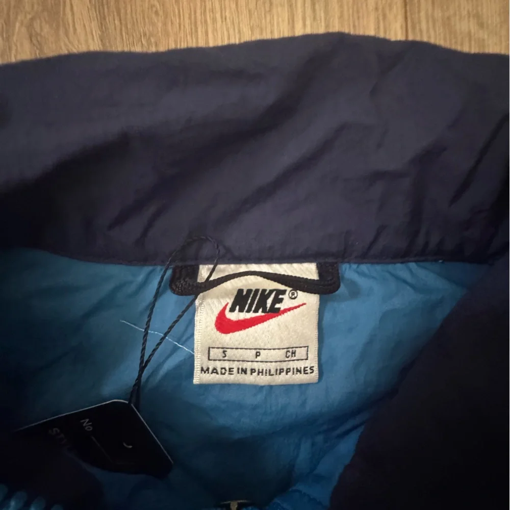 Vintage Nike Women’s 1997 Final For Windbreaker in Blue, Navy, and White - Picture 4 of 4